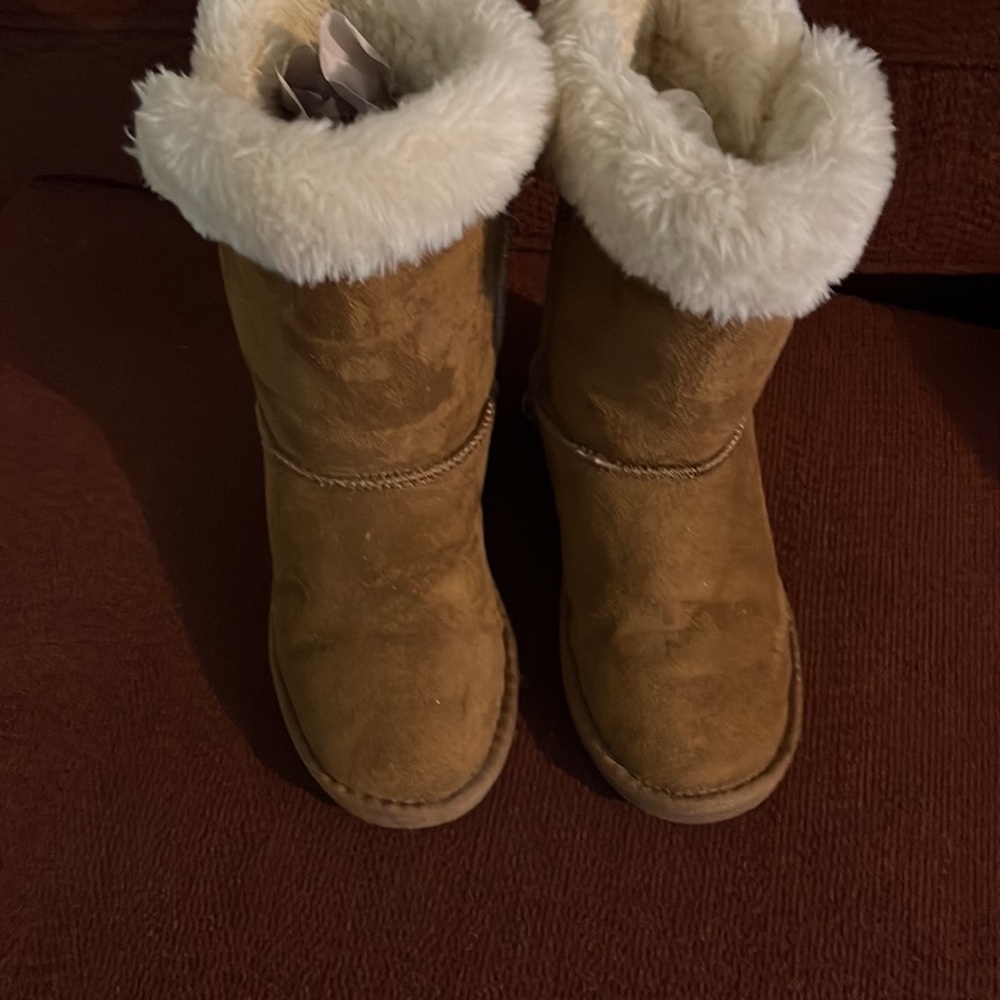 Apres, Size 5Y, Chestnut with fur, used but, great condition